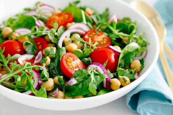 Vegetarian Chickpea Salad Tomatoes Arugula Parsley Spinach Red Onion Healthy — Zdjęcie stockowe