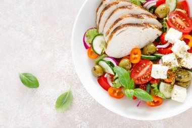 Izgara tavuk göğsü ve beyaz peynirli taze Yunan salatası. Üst görünüm