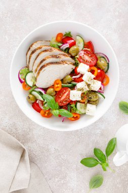 Izgara tavuk göğsü ve beyaz peynirli taze Yunan salatası. Üst görünüm