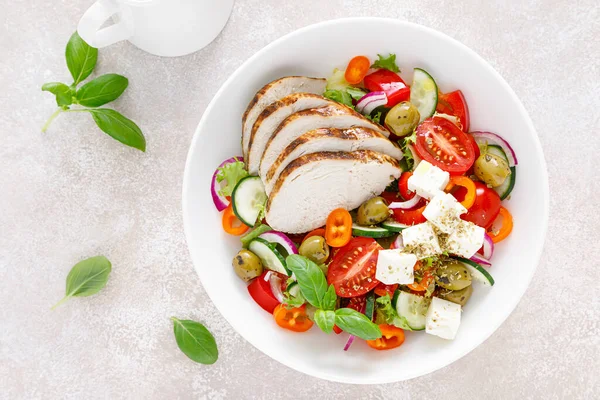 Izgara tavuk göğsü ve beyaz peynirli taze Yunan salatası. Üst görünüm