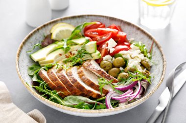 Izgara tavuk göğsü ve domatesli taze sebze salatası, beyaz peynir, zeytin ve avokado. Sağlıklı yemek.