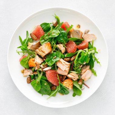 Greyfurtlu ızgara somon salatası, badem ve salata karışımı. Üst görünüm