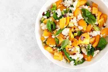 Yeşil biberli domates salatası, süzme peynir ve fesleğen. Sağlıklı yiyecekler, diyet. Üst görünüm