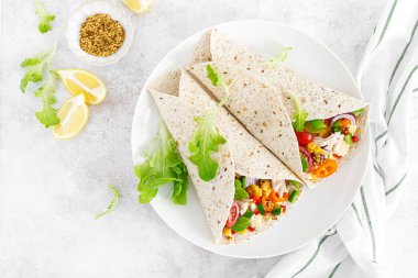 Tavuk etli ve sebzeli Meksika tacoları. Üst görünüm