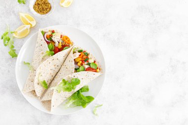 Tavuk etli ve sebzeli Meksika tacoları. Üst görünüm