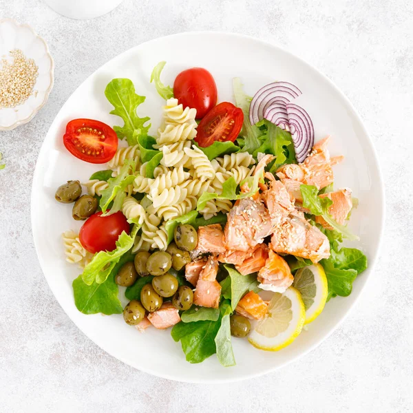 Salada Salmão Grelhada Com Alface Fresca Tomate Azeitonas Verdes Cebola — Fotografia de Stock