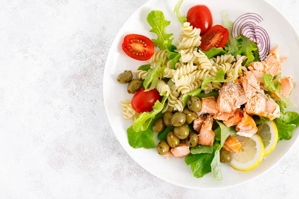 Salada Salmão Grelhada Com Alface Fresca Tomate Azeitonas Verdes Cebola — Fotografia de Stock