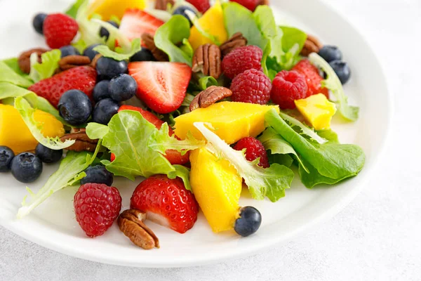 Obst Und Beerensalat Mit Erdbeeren Blaubeeren Himbeeren Mango Und Pekannüssen — Stockfoto