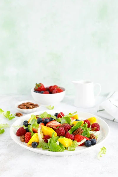 Obst Und Beerensalat Mit Erdbeeren Blaubeeren Himbeeren Mango Und Pekannüssen — Stockfoto