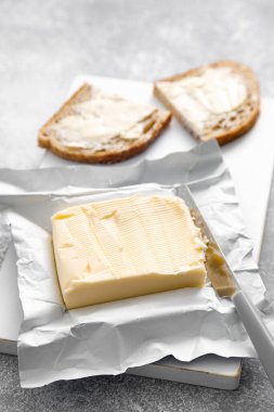 Tereyağı ve tereyağı bıçağı açık bir pakette. Tereyağlı ekmek