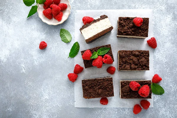 Pastel Cubo Chocolate Pastel Queso Brownie Rodajas Con Frambuesa Fresca —  Fotos de Stock