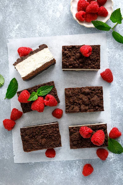 Schokoladenwürfelkuchen Geschnittener Brownie Käsekuchen Mit Frischen Himbeeren — Stockfoto