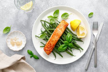 Izgara somon balığı fileto ve limon ve fesleğenli yeşil fasulye.