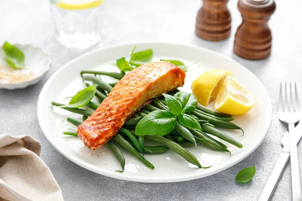 Lachsfilet Vom Grill Und Grüne Bohnen Mit Zitrone Und Basilikum — Stockfoto