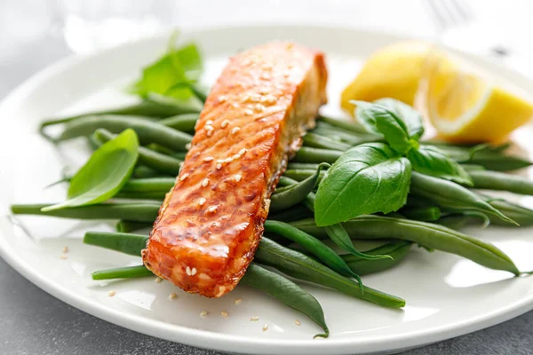 Lachsfilet Vom Grill Und Grüne Bohnen Mit Zitrone Und Basilikum — Stockfoto