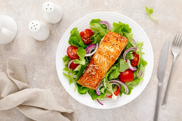 Filet Saumon Grillé Salade Légumes Frais Avec Tomate Oignon Rouge — Photo