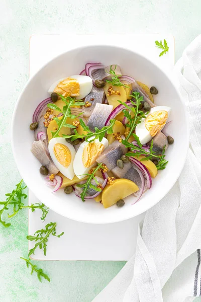 Salade Hareng Pommes Terre Bouillies Avec Oeuf Câpres Oignon Rouge — Photo