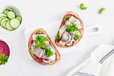 Sandviç, tuzlanmış ringa balığı ve pancar ezmeli tost.