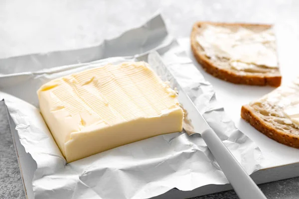 Blok Masła Nożem Masła Otwartym Opakowaniu Chleb Masłowy — Zdjęcie stockowe