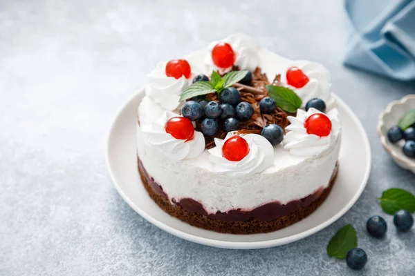 Chocolate Cake White Cheesecake Decorated Blueberries Cherry Brown Chocolate Whipped — Stock Photo, Image