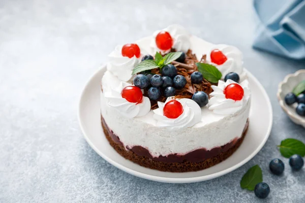 Bolo Chocolate Cheesecake Branco Decorado Com Mirtilos Cereja Chocolate Marrom — Fotografia de Stock