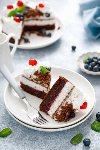 Schokoladenkuchen Weißer Käsekuchen Mit Blaubeeren Kirsche Brauner Schokolade Und Schlagsahne — Stockfoto