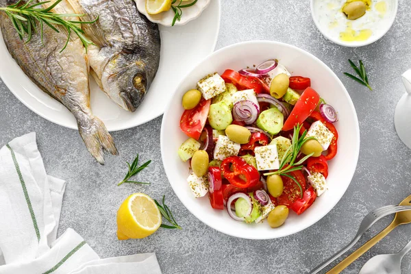 Ensalada Griega Dorada Horno Pescado Besugo Salsa Tzatziki Comida Saludable — Foto de Stock