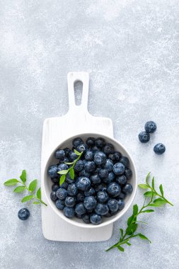 Kasede yaprakları olan yabanmersini.