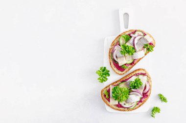 Sandviç, tuzlanmış ringa balığı ve pancar ezmeli tost.