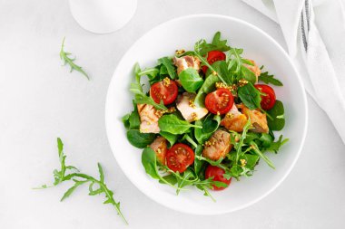 Izgara somon salatası, domates ve salata karışımı. Üst görünüm