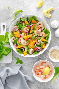 Karides, avokado ve taze yeşil marullu mango salatası. Karides salatası