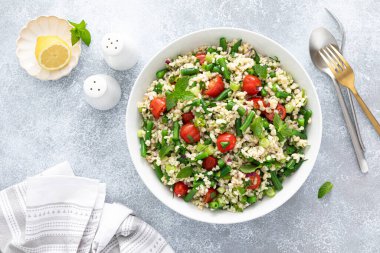 Tabbouleh salatası. Taze maydanozlu Tabouli salatası, soğan, domates, bulguru ve yeşil fasulye. Sağlıklı vejetaryen yemekleri, diyeti