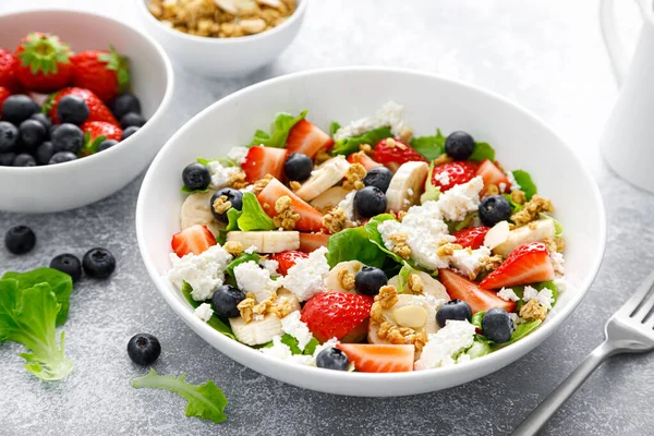 Obst Und Beerensalat Mit Frischen Erdbeeren Blaubeeren Bananen Quark Und — Stockfoto