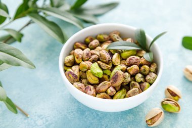 Çam fıstığı. Yeşil yapraklı, fıstıklı ve fıstıklı. Sağlıklı doğal vejetaryen organik gıdalar. Üst görünüm, alanı kopyala