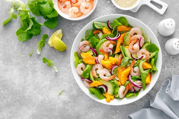 Ensalada Camarones Aguacate Mango Con Lechuga Verde Fresca Ensalada Gambas — Foto de Stock