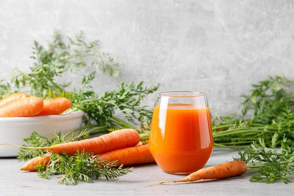 Морковный Сок Стакане Свежая Морковь Листьями — стоковое фото