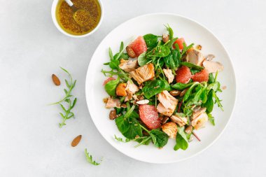 Greyfurtlu ızgara somon salatası, badem ve salata karışımı. Üst görünüm