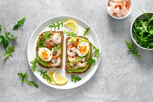 Toast Krevetami Avokádem Guacomole Rukolou Vařeným Vejcem Pohled Shora — Stock fotografie