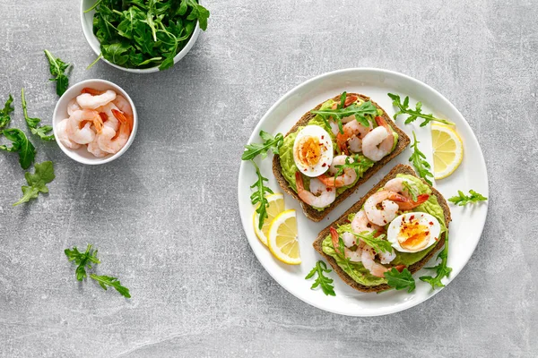 Toast Krevetami Avokádem Guacomole Rukolou Vařeným Vejcem Pohled Shora — Stock fotografie