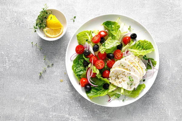 Salada Com Queijo Mussarela Tomate Cereja Azeitonas Alface Romain Vista — Fotografia de Stock