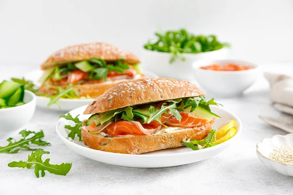 Sandwiches Mit Lachs Rucola Und Gurken Frühstück — Stockfoto