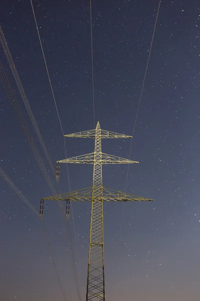 Torre elétrica à noite — Fotografia de Stock