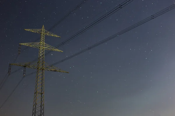 夜の電気タワー — ストック写真