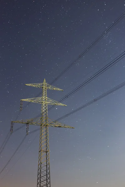 Sähkötorni yöllä — kuvapankkivalokuva