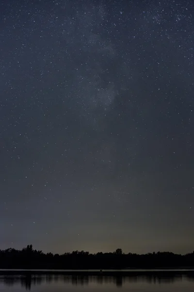Sjön och stjärnklar himmel — Stockfoto