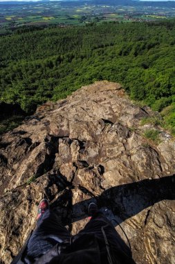 Adam uçurumun üzerinde