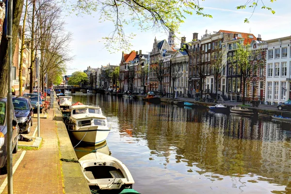 Canal en Amsterdam —  Fotos de Stock