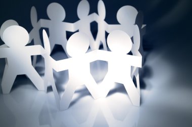 bir daire içinde el ele tutuşarak kağıt bebek takımı