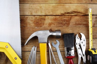 Ahşap üzerinde çeşitli çalışma araçları