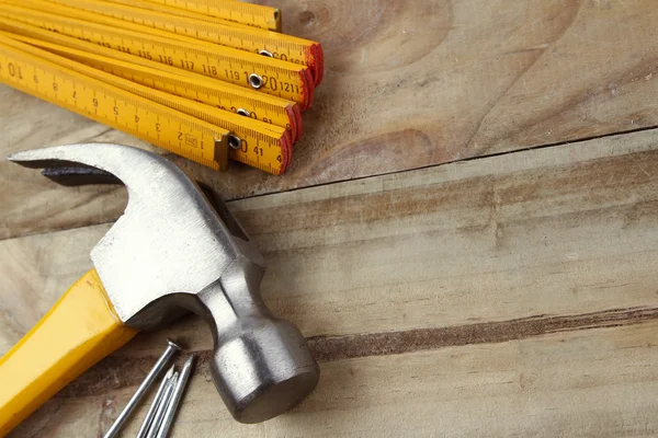 çekiç, çivi ve katlama cetvel